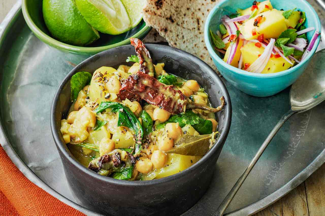 Sluggish-cooked Indian chickpea curry