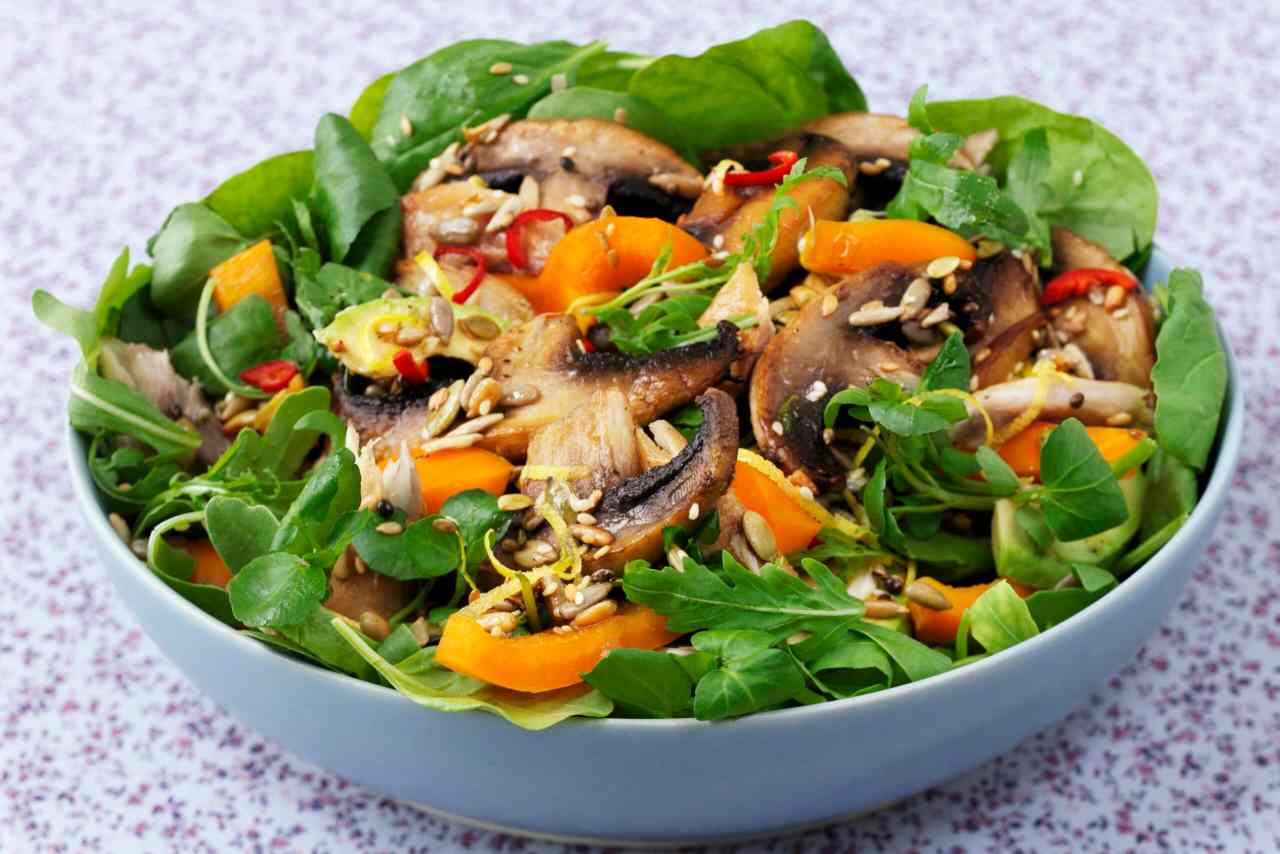 Heat mushroom salad with sesame