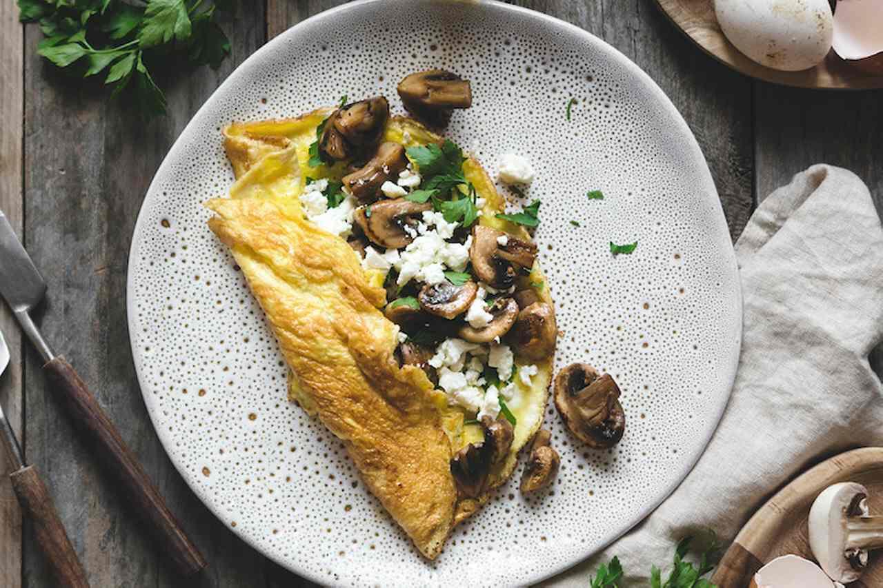 Keto-friendly vegetarian omelette with mushrooms and feta