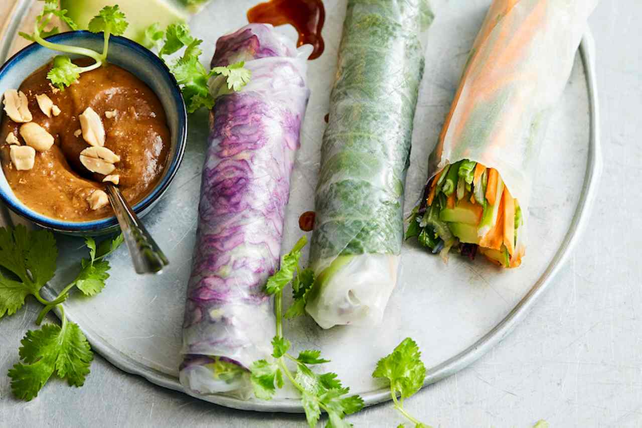 Scrumptious and wholesome summer time rice paper rolls with greens