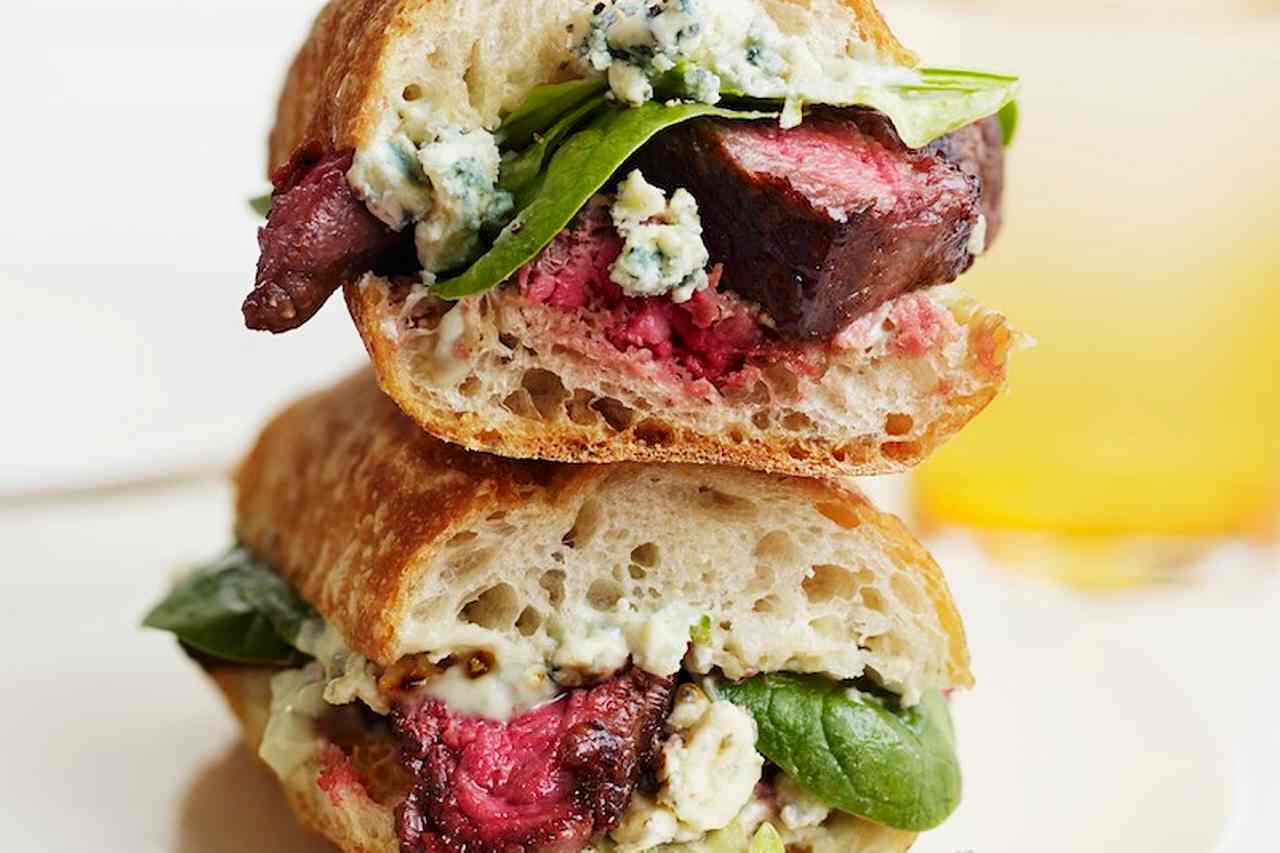 Steak sandwich with spinach and blue cheese