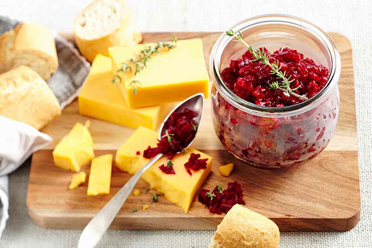 Do-it-yourself Beetroot and White Cabbage Relish with Cheese