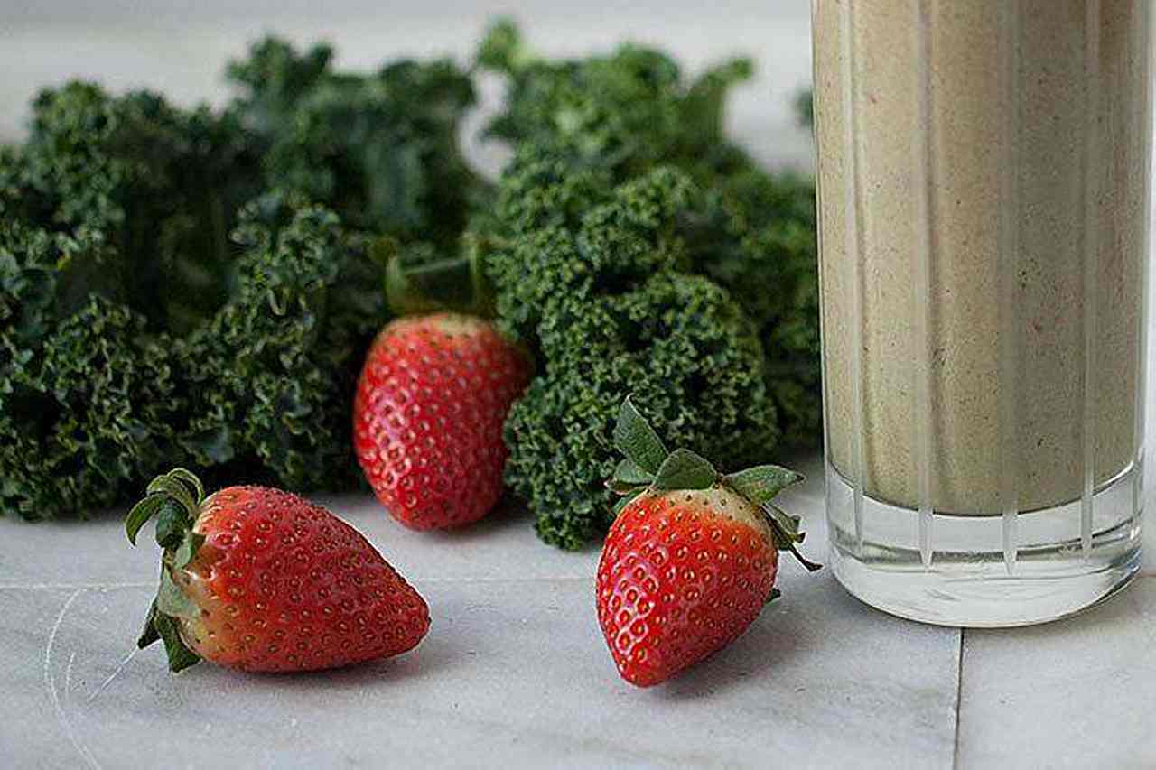 Peanut Butter-Strawberry-Kale Smoothie